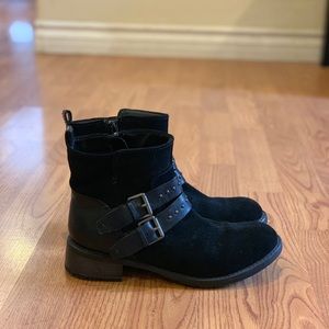 Clark’s black suede bootie ankle boot 6 leather